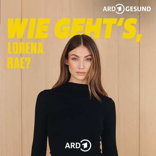 Nahaufnahme von Model Lorena Rae vor einer hellen Holzwand, darüber gelber Text mit dem Podcast-Titel.