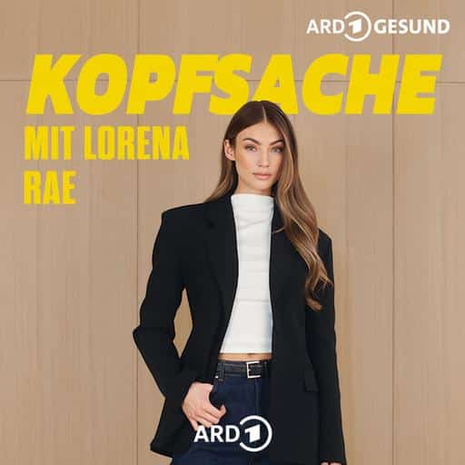 Portrait von Lorena Rae in einem schwarzen Blazer vor einer hellen Holzwand, darüber gelber Text zum Podcast Kopfsache.