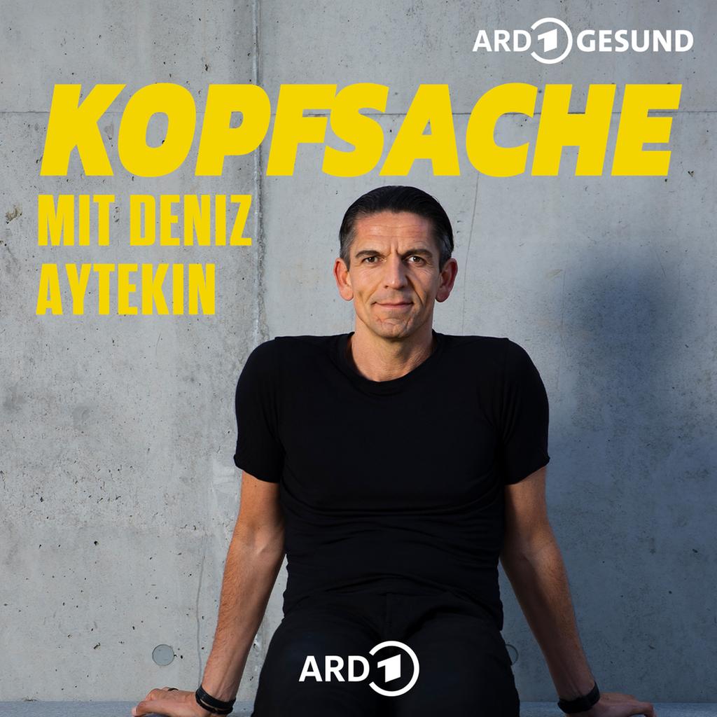 Deniz Aytekin in einem schwarzen T-Shirt vor einer grauen Betonwand. Darüber steht in Gelb: KOPFSACHE MIT DENIZ AYTEKIN.