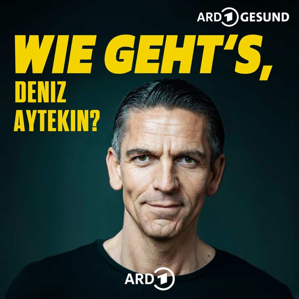 Nahaufnahme von Deniz Aytekin vor einem dunklen Hintergrund mit dem gelben Schriftzug 'WIE GEHT'S, DENIZ AYTEKIN?'.