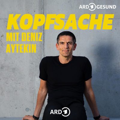Deniz Aytekin in einem schwarzen T-Shirt vor einer grauen Betonwand. Darüber steht in Gelb: KOPFSACHE MIT DENIZ AYTEKIN.