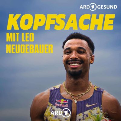 Nahaufnahme des lächelnden Zehnkämpfers Leo Neugebauer vor einem graublauen Hintergrund, darüber gelber Text.