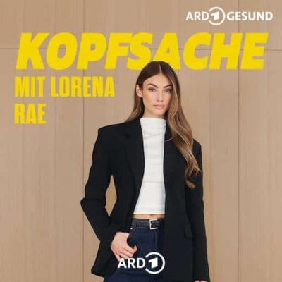 Portrait von Lorena Rae in einem schwarzen Blazer vor einer hellen Holzwand, darüber gelber Text zum Podcast Kopfsache.