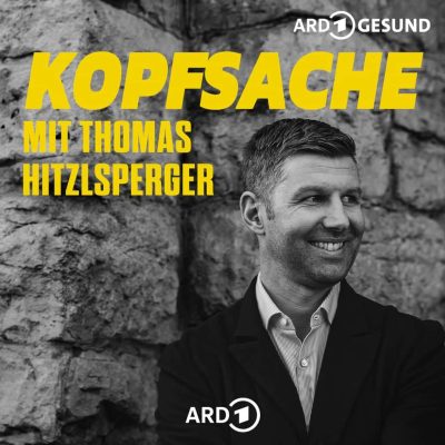 Schwarz-Weiß-Porträt von Thomas Hitzlsperger vor einer Steinwand mit gelbem Text-Overlay des Podcast-Titels.