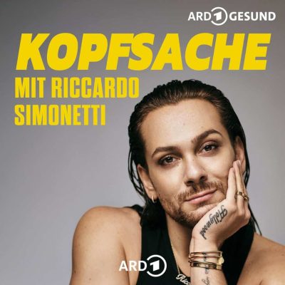 Nahaufnahme von Riccardo Simonetti vor grauem Hintergrund; darüber gelber Text: KOPFSACHE MIT RICCARDO SIMONETTI.