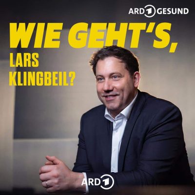 Lars Klingbeil im dunklen Anzug vor neutralem Hintergrund, darüber der gelbe Text 'Wie geht's, Lars Klingbeil?'.