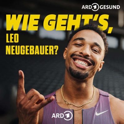 Nahaufnahme von Zehnkämpfer Leo Neugebauer, der lächelnd in die Kamera schaut und eine Handgeste macht.
