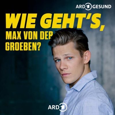Nahaufnahme des Schauspielers Max von der Groeben vor einer dunklen Wand, darüber der gelbe Text 'WIE GEHT'S, MAX VON GROEBEN?'.
